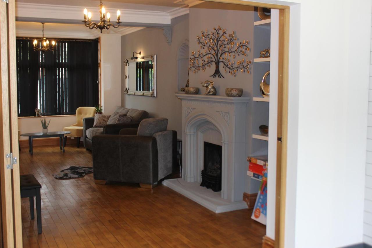 Modern Spacious House - Sleeps 16, Free Parking, Sun Terrace Nuneaton Eksteriør billede