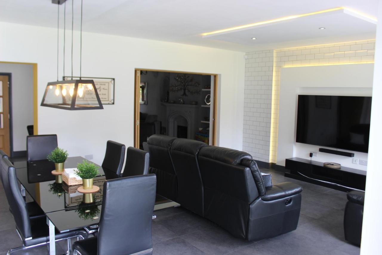 Modern Spacious House - Sleeps 16, Free Parking, Sun Terrace Nuneaton Eksteriør billede
