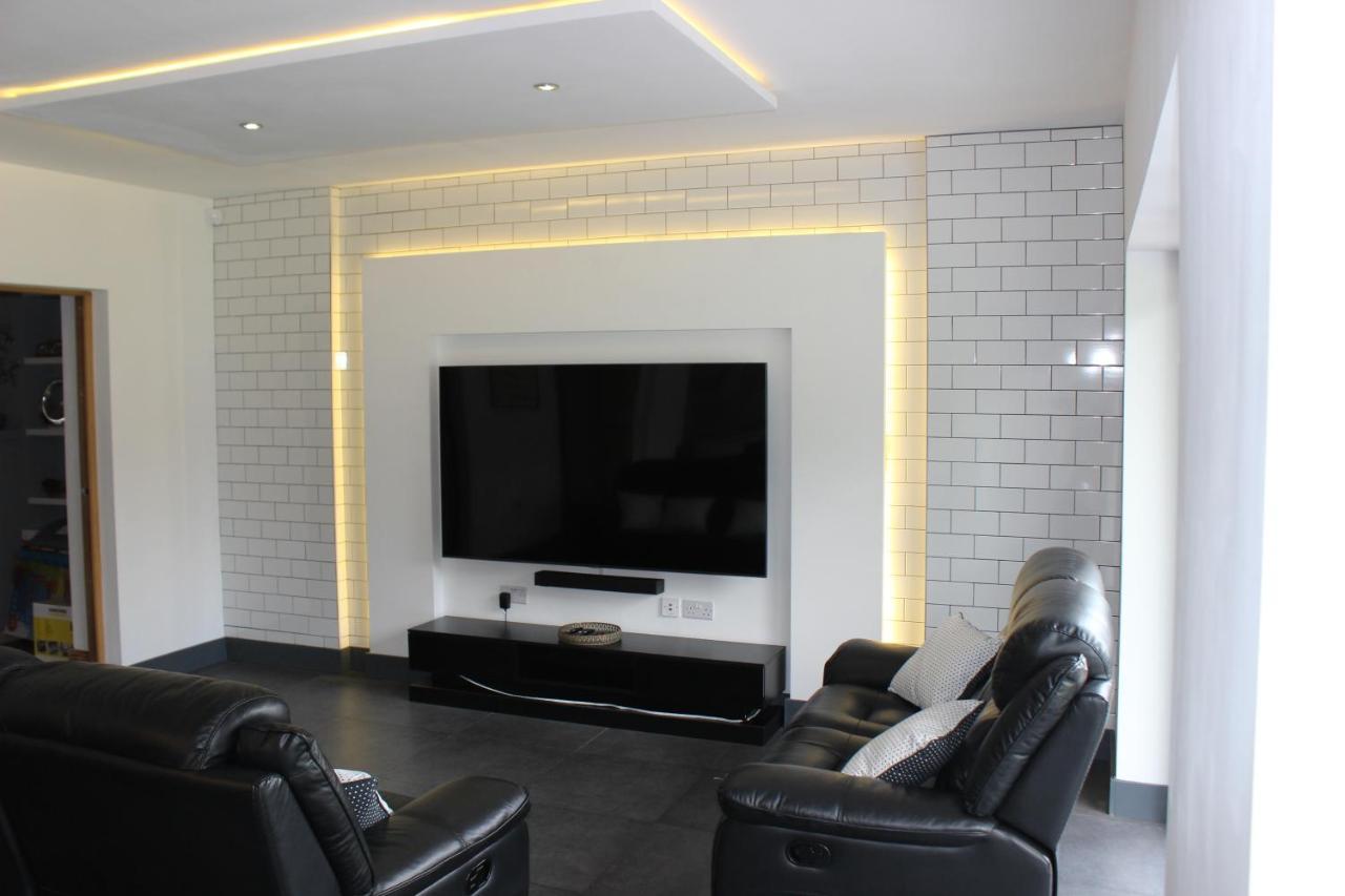 Modern Spacious House - Sleeps 16, Free Parking, Sun Terrace Nuneaton Eksteriør billede