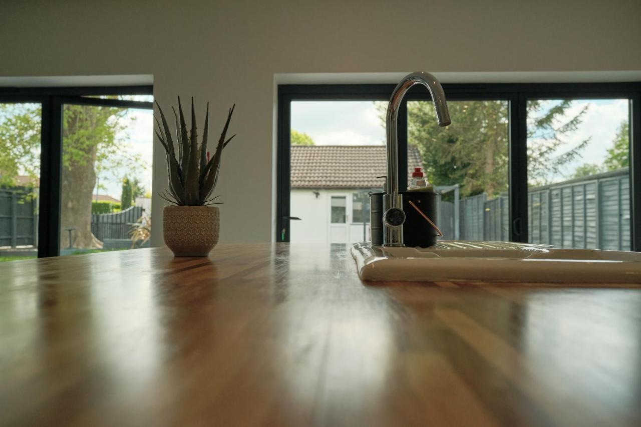 Modern Spacious House - Sleeps 16, Free Parking, Sun Terrace Nuneaton Eksteriør billede