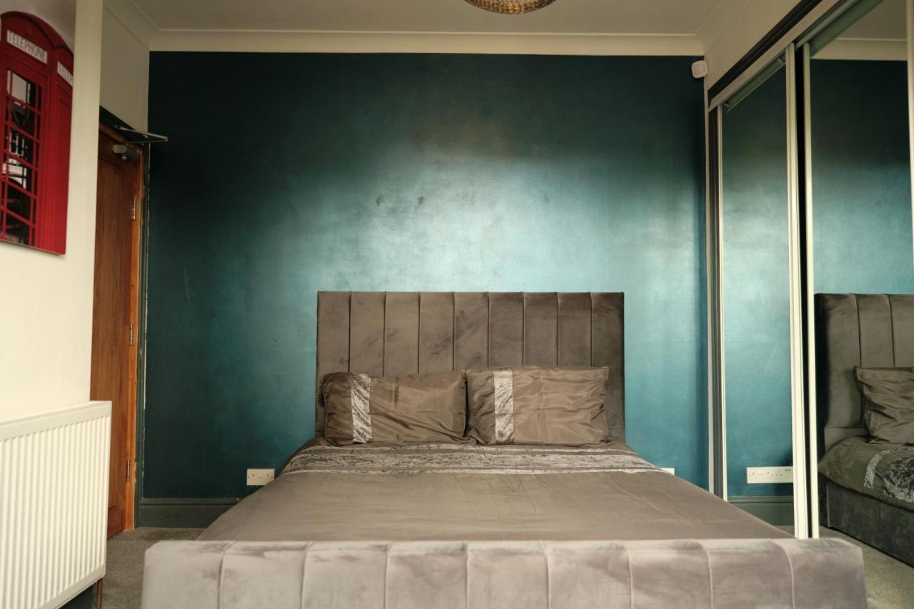 Modern Spacious House - Sleeps 16, Free Parking, Sun Terrace Nuneaton Eksteriør billede