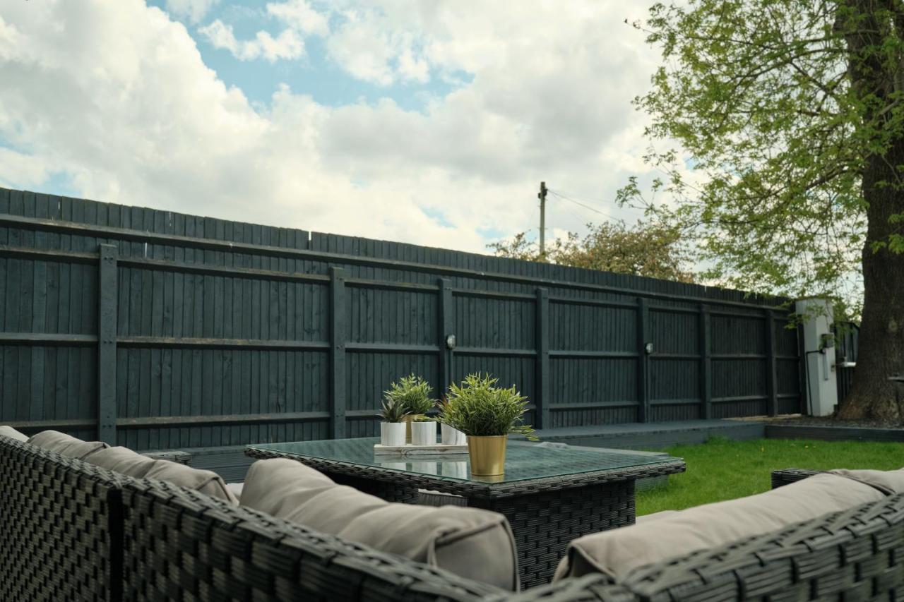 Modern Spacious House - Sleeps 16, Free Parking, Sun Terrace Nuneaton Eksteriør billede