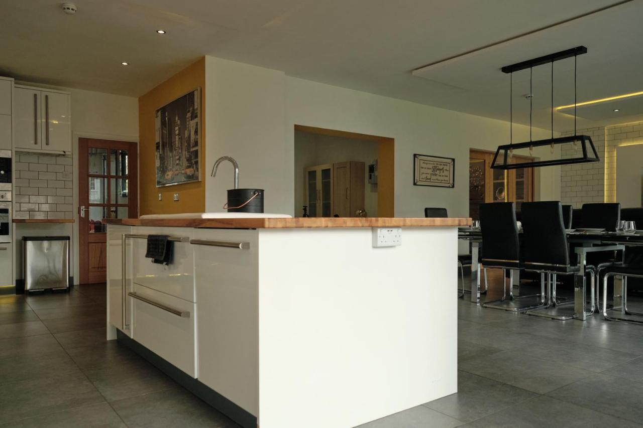 Modern Spacious House - Sleeps 16, Free Parking, Sun Terrace Nuneaton Eksteriør billede