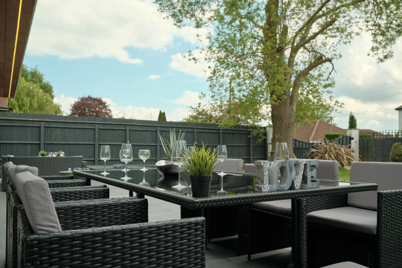 Modern Spacious House - Sleeps 16, Free Parking, Sun Terrace Nuneaton Eksteriør billede