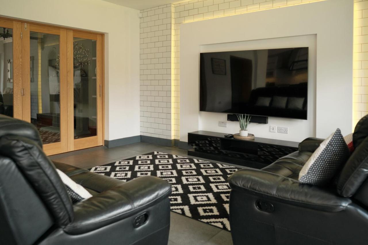 Modern Spacious House - Sleeps 16, Free Parking, Sun Terrace Nuneaton Eksteriør billede